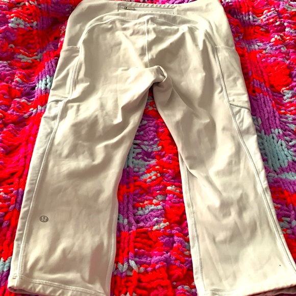 WHITE/OFF SIZE 8 LULULEMON CROPS, pockets on the size and zipper on the back - Picture 1 of 3